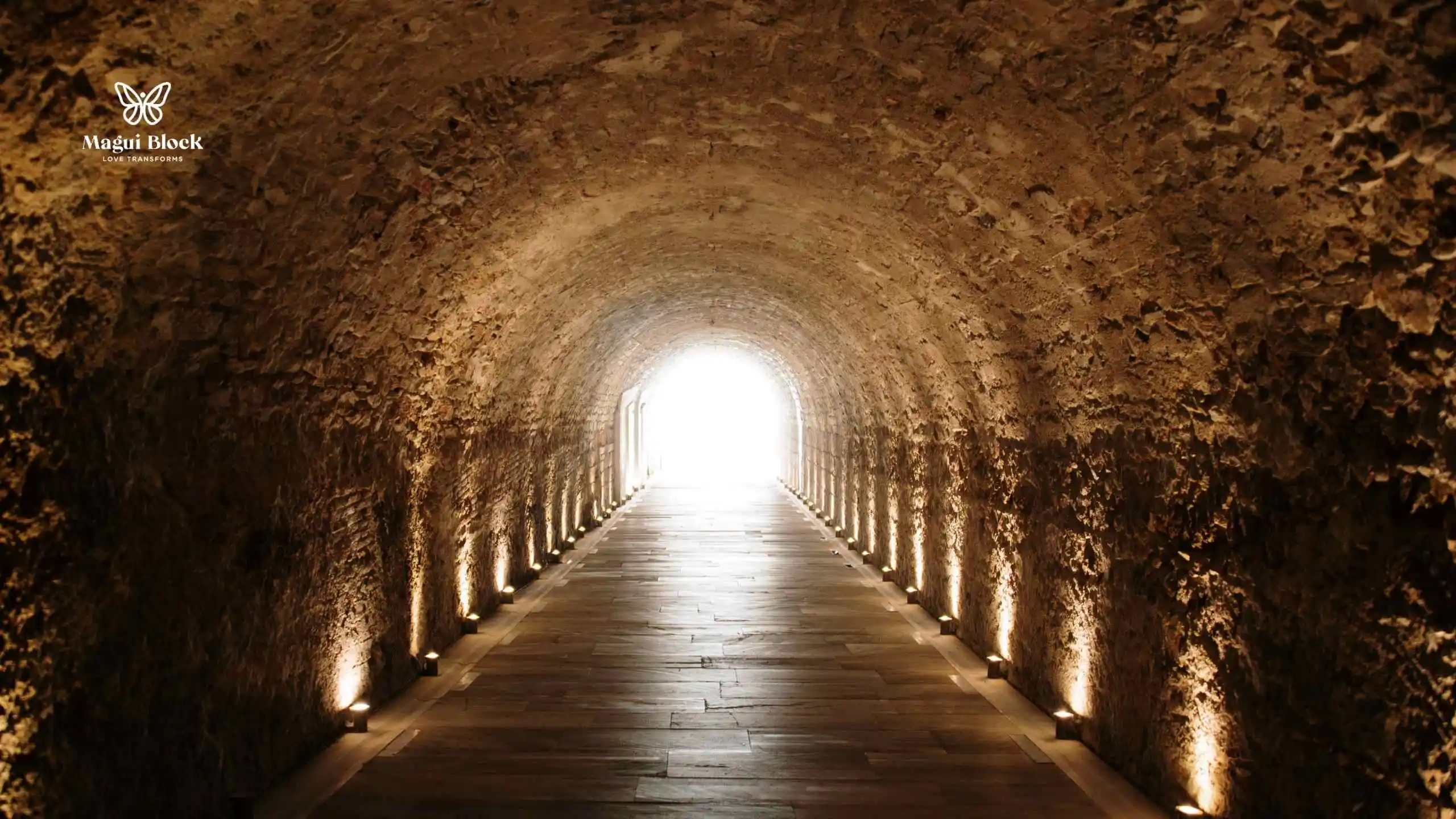 tunel de piedra con una salida al fondo llena de luz abunancia en el 2026 magui block