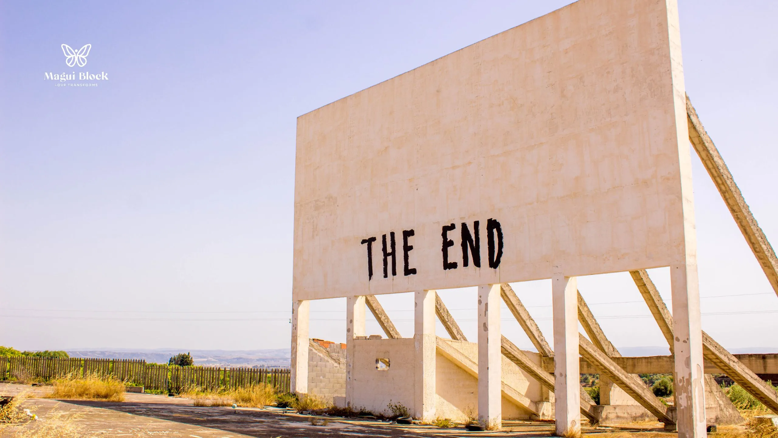 valla en blanco con palabras the end en un campo abierto cerrar ciclos personales magui block