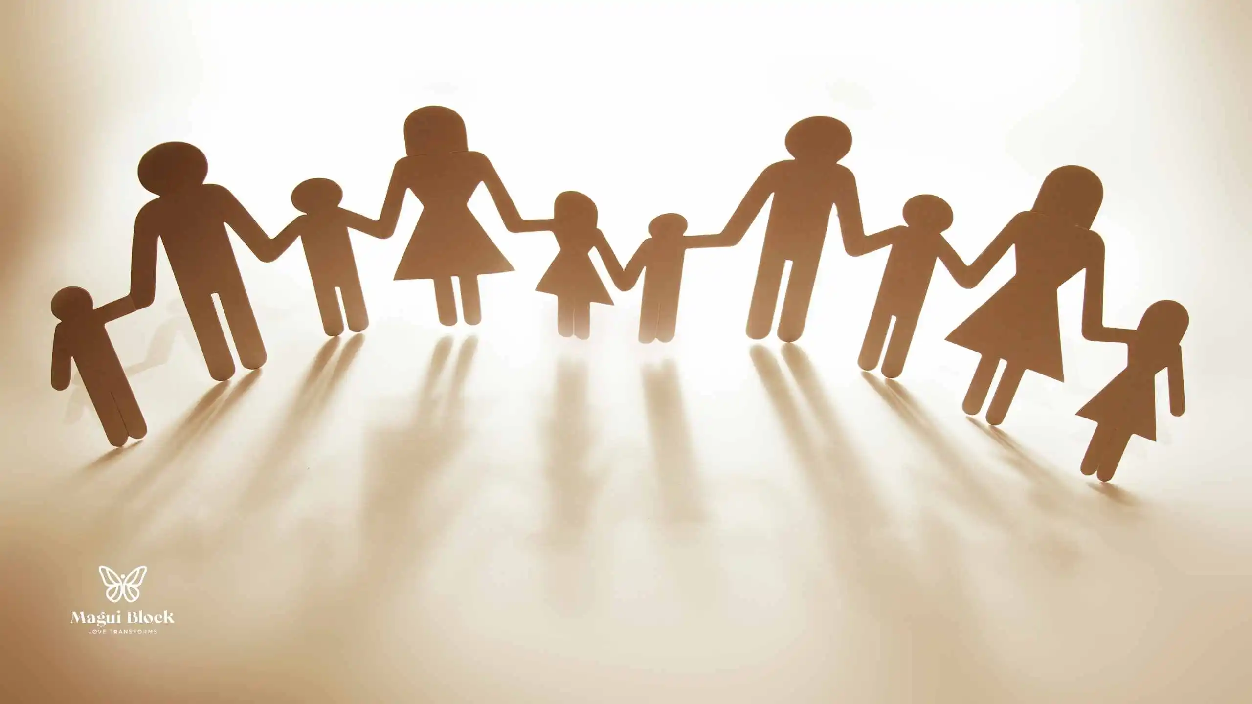 siluetas de personas de pies detras hay un alo de luz que genera sombras hacia el frente de las siluetas Cómo la sanación sistémica impacta la vida diaria magui block