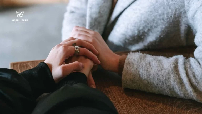 dos personas se sostienen las manos pero no se ven los rostros. Mejorar mis relaciones con amor magui block