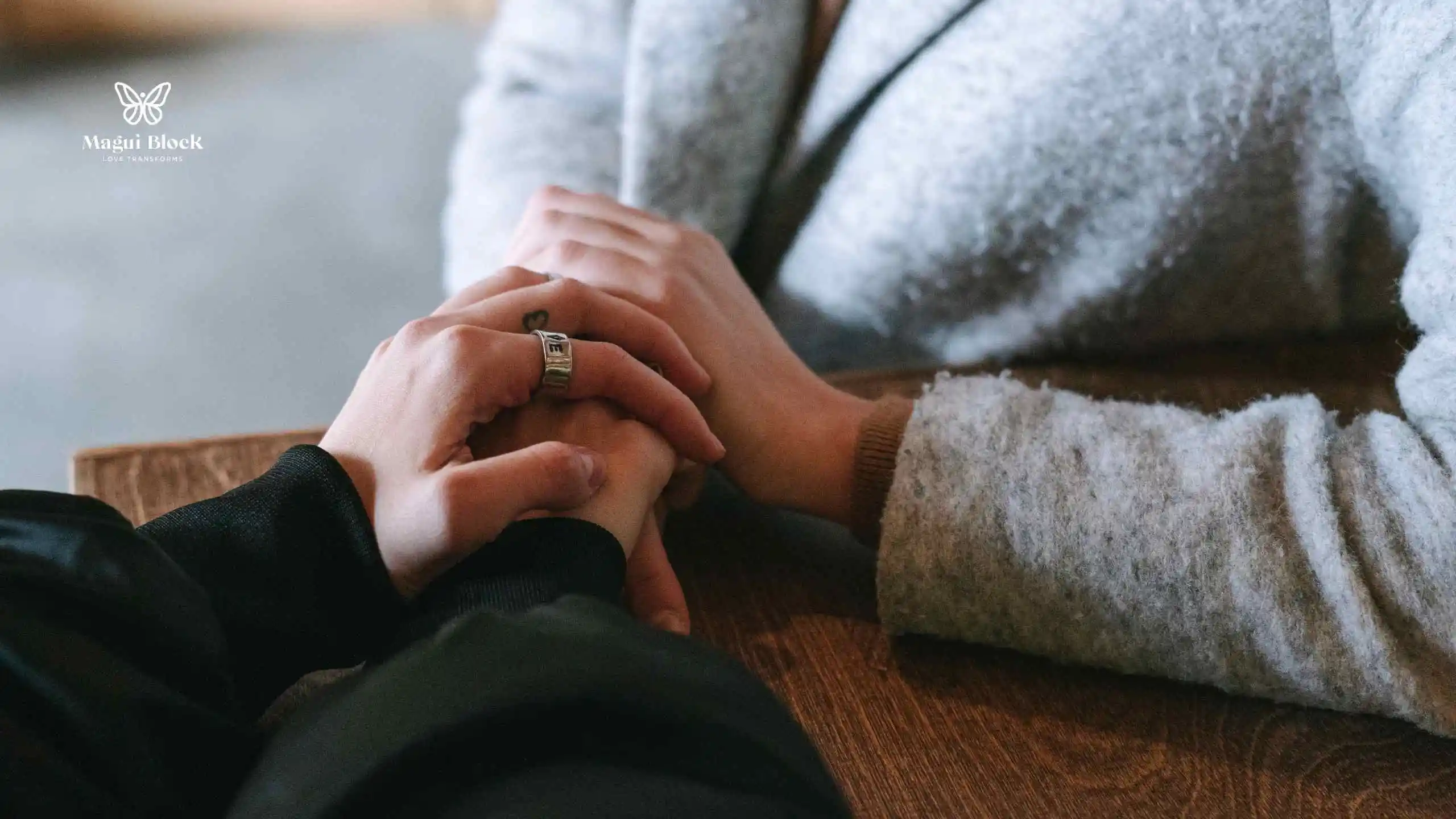 dos personas se sostienen las manos pero no se ven los rostros. Mejorar mis relaciones con amor magui block