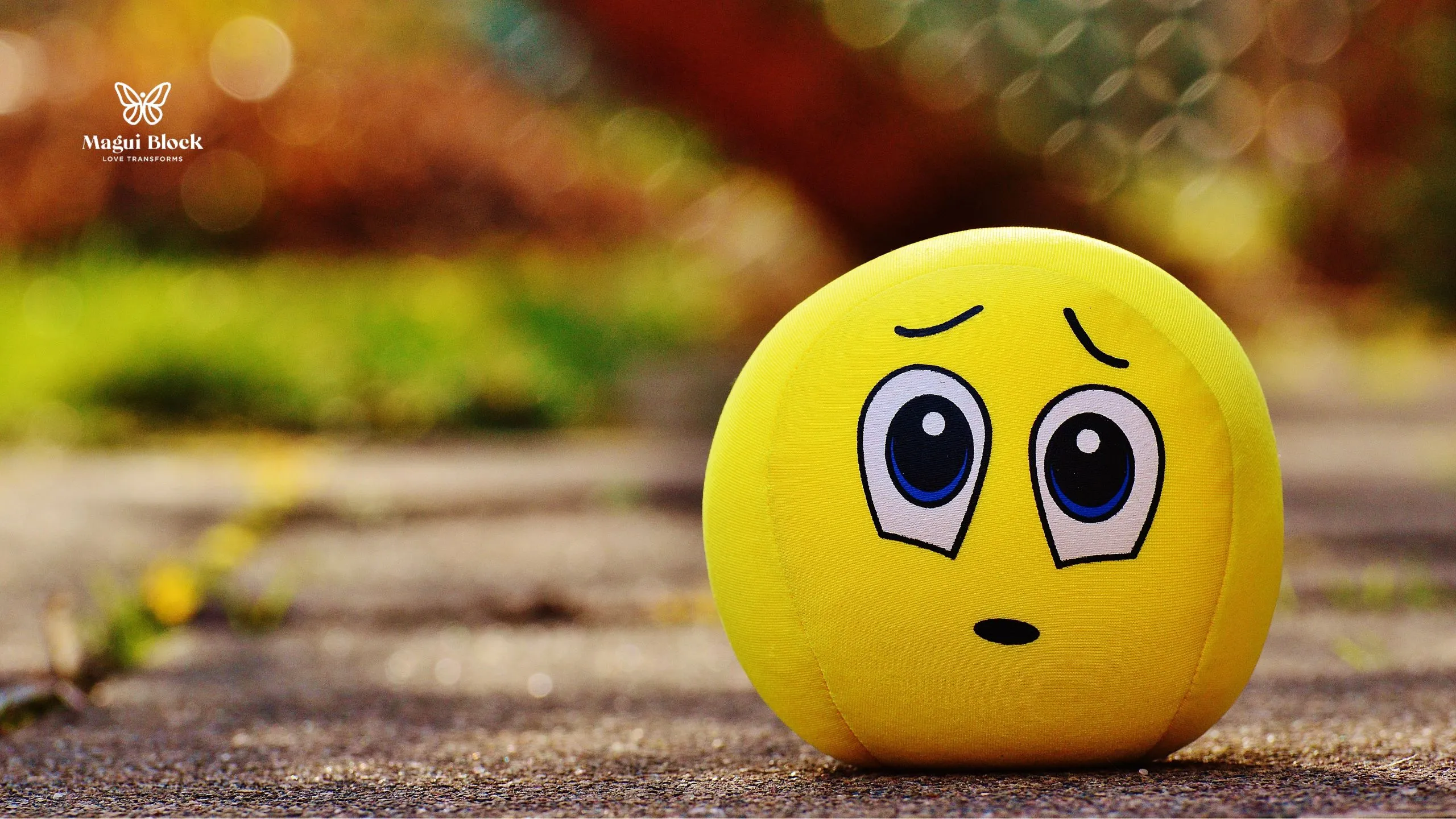 pelota amarilla de tela con ojos y expresión preocupada en medio de un camino perdon metodo magui block