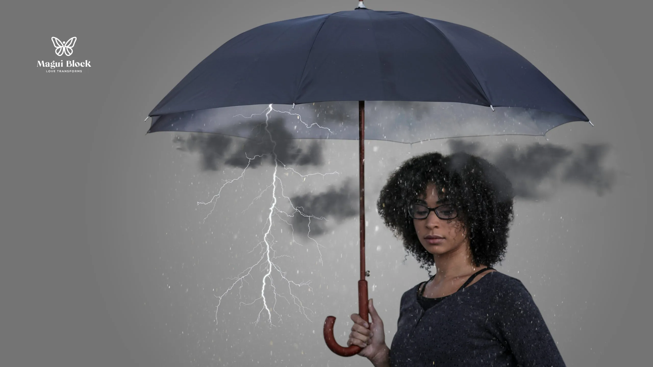 mujer negra con cabello risado suelto bajo sombrilla lluvia nubes y rayo bajo la sombrilla fondo gris reprogramar la depresión magui block