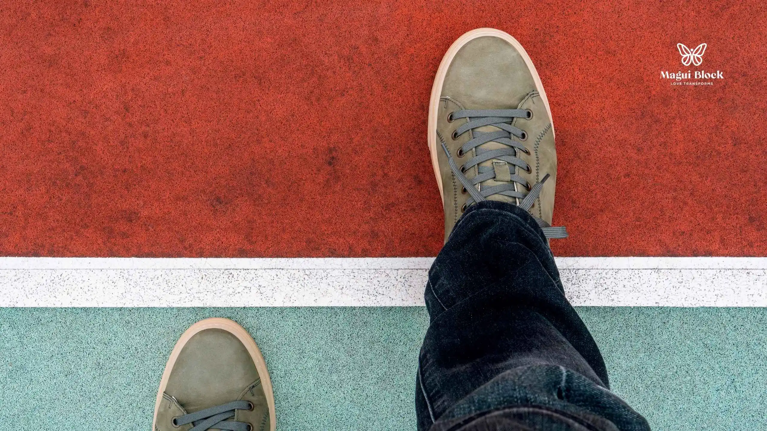 pies de persona pasando una línea de una zona azul a una zona roja cerrar ciclos personales Magui Block