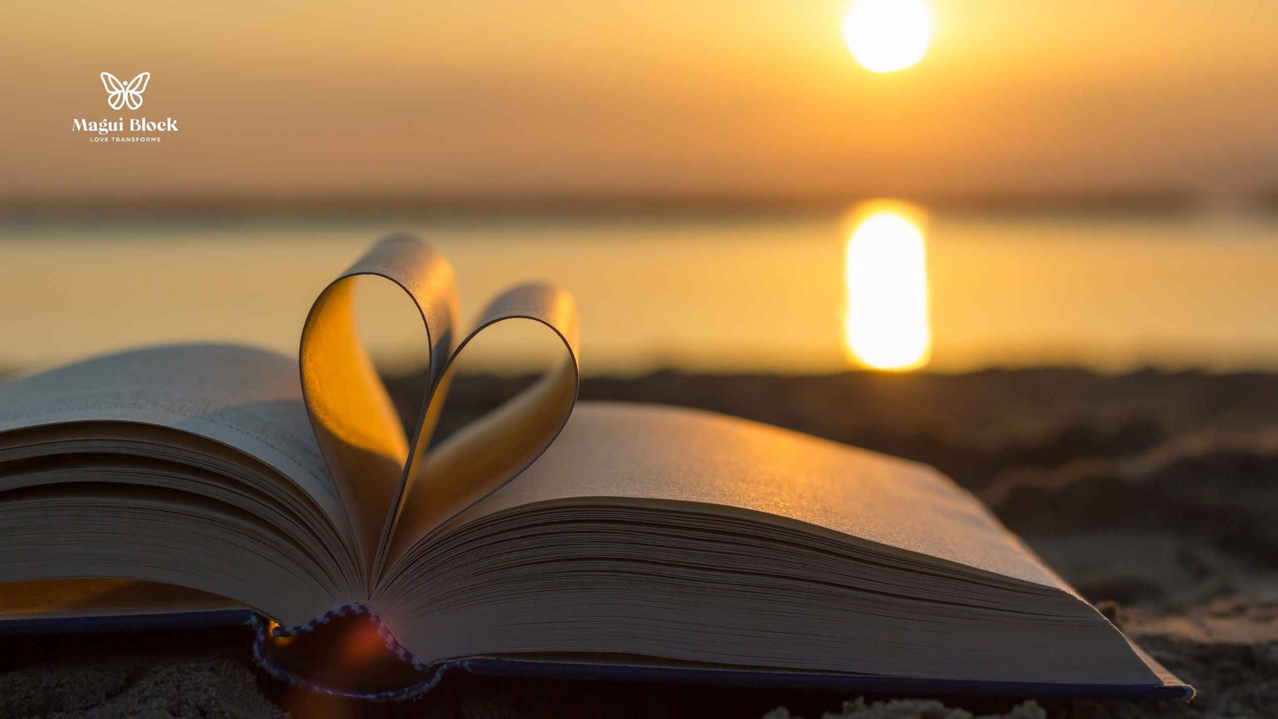 libro con páginas formando un corazón playa de fondo y sol del atardecer magui block 2026