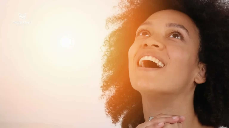 mujer negra cabello rizado sonrie con la boca abierta y con el rostro hacia arriba metodo magui block fomenta la gratitud