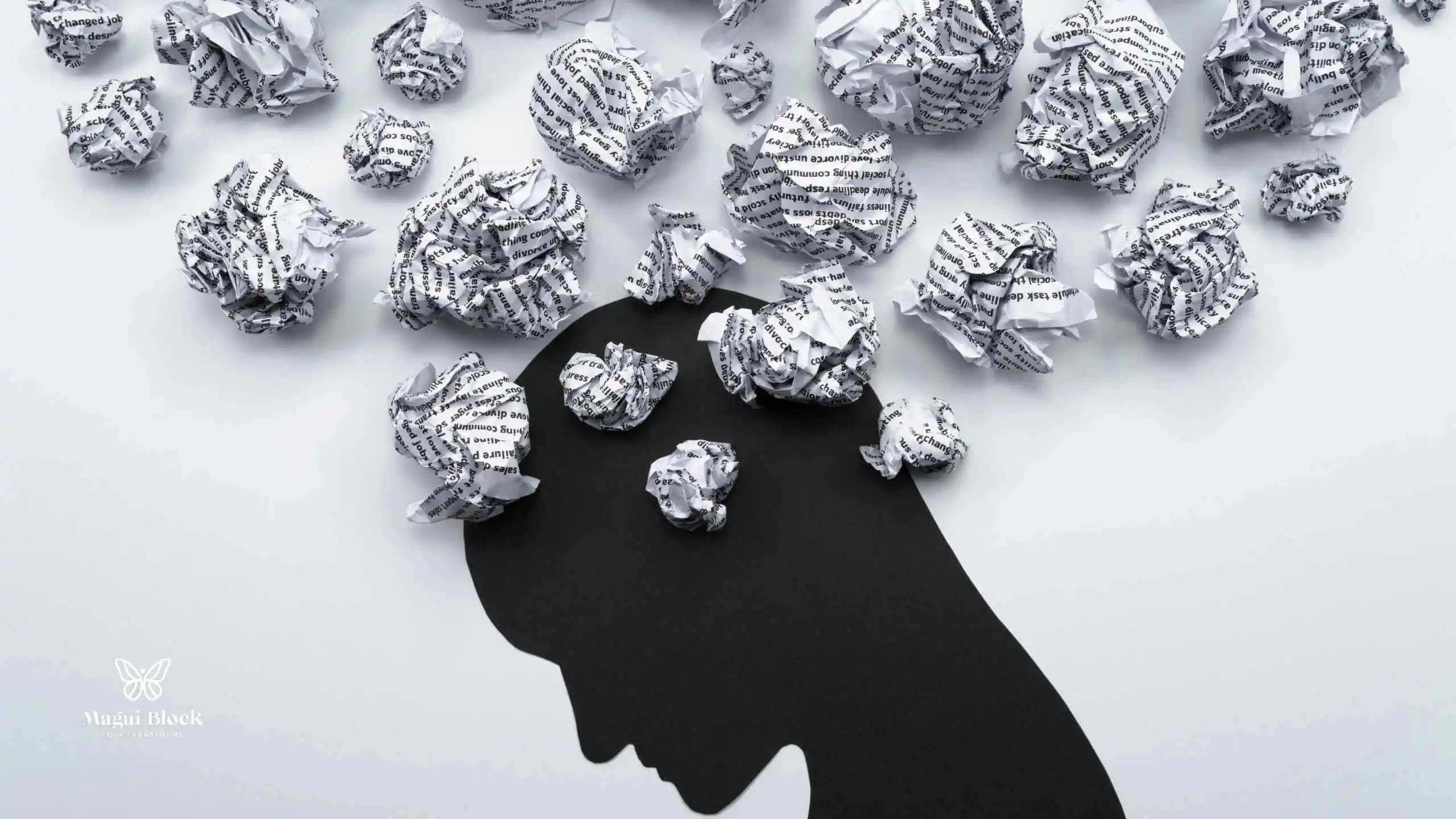 imagen en negro de persona y de su cabeza salen papeles arrugados escritos en triángulo hacia arriba terapia online efectiva magui block