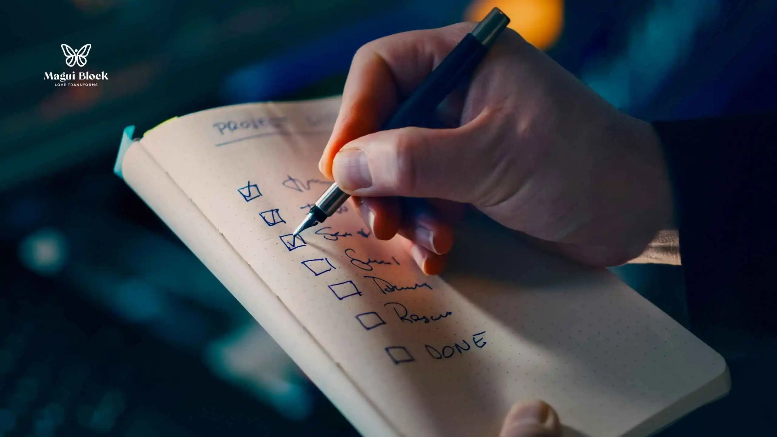 persona haciendo una lista de chequeo en un cuaderno desarrollar autoconocimiento magui block