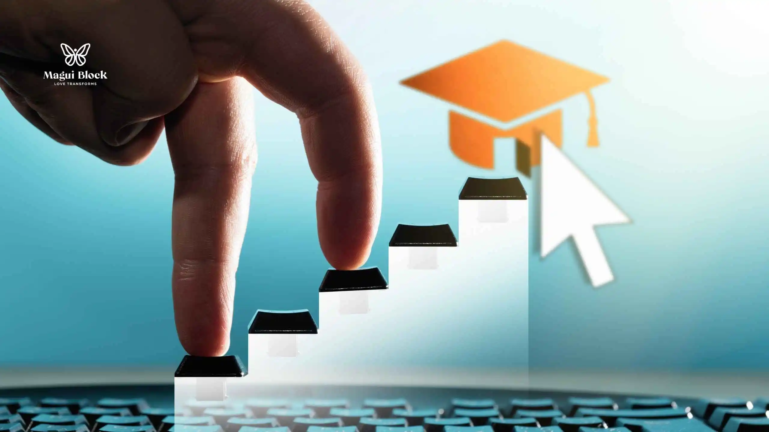 Dedos suben escalones hechos con teclas de compuador sobre un teclado de computador y el último escalón tiene un birrete de graduación y un puntero de mouse como certificarse en el metodo magui block