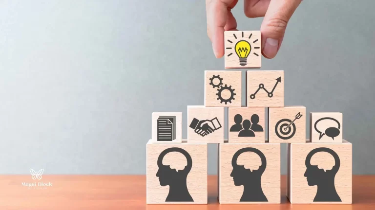 pesona colocando bloques con diferentes íconos uno sobre otro relacionados con el desarrollo personal autoconocimiento magui block