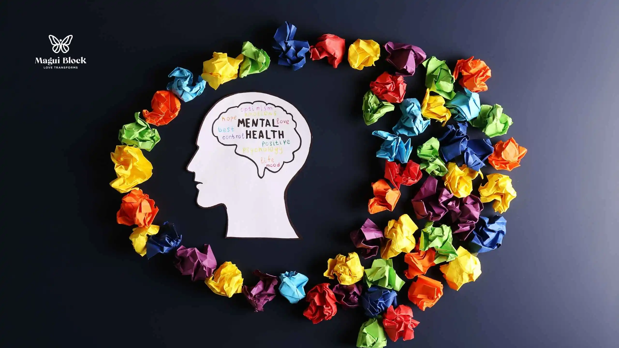 silueta de cabeza con un letrero en inglés que dice salud mental rodeada de papeles de colores que forman un círculo al rededor de la cabeza qué problemas se resuelven con constelaciones familiares magui block