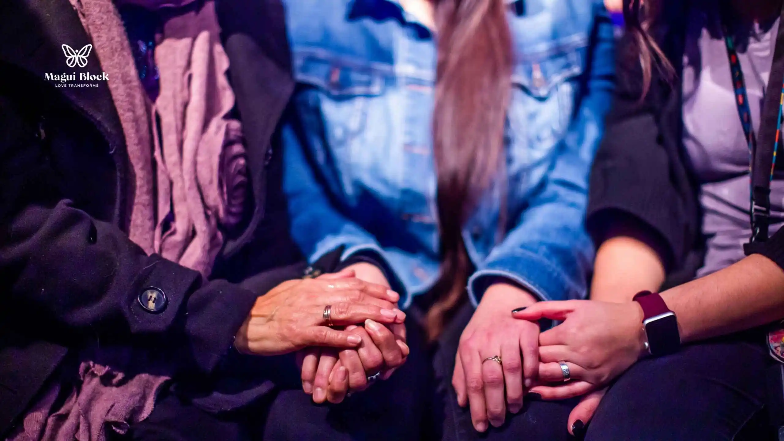 mujeres sentadas se toman las manos en señal de apoyo como afecta el cancer la salud mental magui block